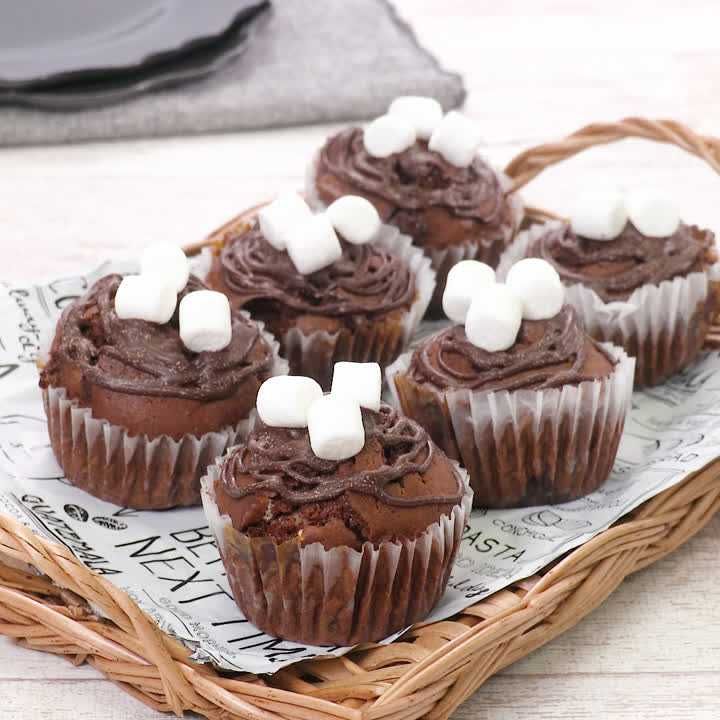 くまちゃんカップケーキ チョコマフィンをかわいく、デコレーション🐻 これまた難しすぎた。 けどかわいい🩷 ✼•• ••✼大阪府・徳島県を中心に レシピ考案・フードコーディネート・撮影をしています✨ @cooking_to_travel プロフィールからHPを