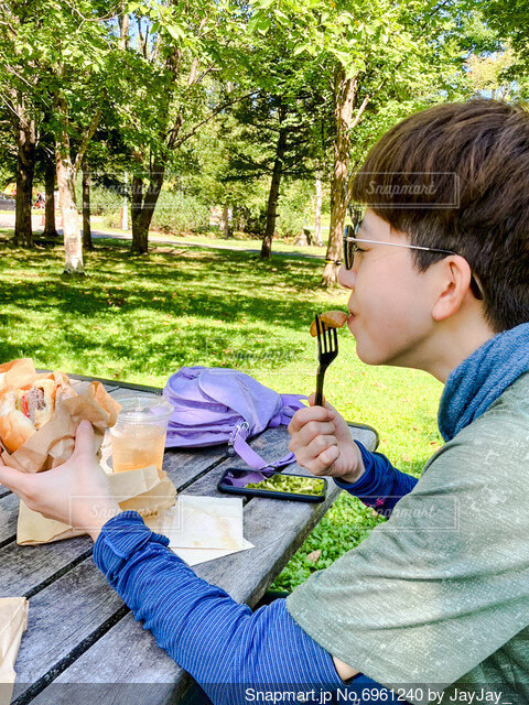 フリー写真線路の間に座り込むフードを被った女性パブリックドメインQ:著作権フリー画像素材集