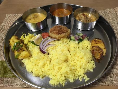 カレーとナンを添えた伝統的なインド料理の盛り合わせイラスト素材透過、PNGフリー画像ダウンロード - Pngtree