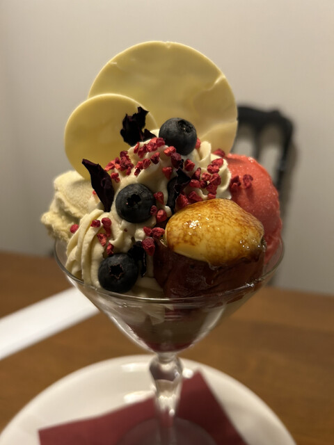 農業のストーリーとパフェを組み合わせた”金蜜芋の美しさを表現する特別な芋スイーツ”最高糖度75の金蜜芋 を苺、チーズケーキ、手作りパイ、他9種と味わう『金蜜芋®︎の苺ロマンパフェ』を1月31日 金 提供株式会社さつまいもの石田農園のプレスリリース