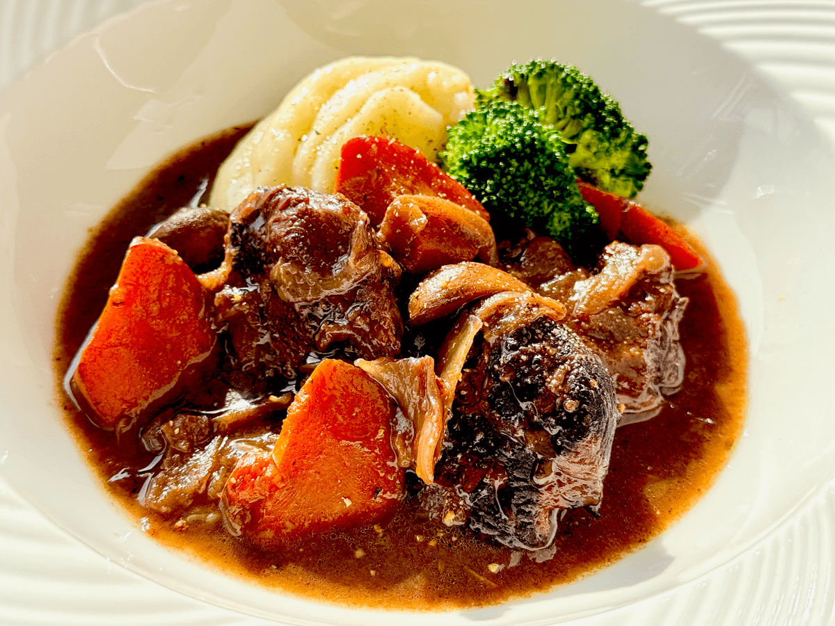 圧力鍋に突っ込むだけ、牛すね肉のトマト煮込み