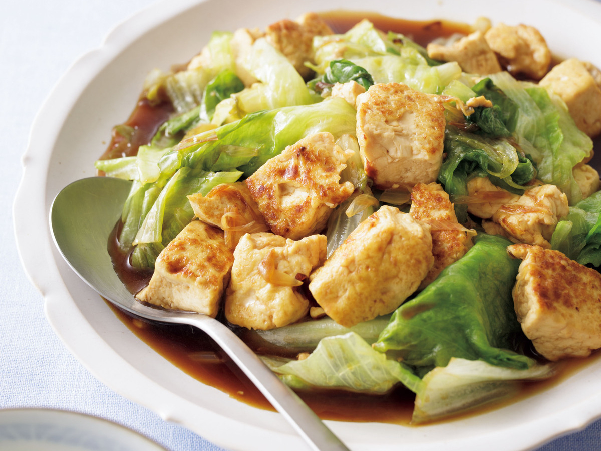 豆腐の簡単レシピ 焼いてキャベツと絡めるだけ！衝撃的な美味さ