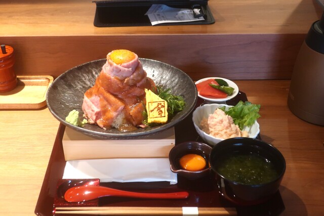 本日ランチは、昨日8 8にオープンした黒毛和牛丼大野の鎌倉店に呼ばれてないけど来た‼️https:roastbeef-ohno.com kurogewagyu_top さわやか晴天で人通りのヤバい小町通り沿いの一画。オープンと同時に入店。1秒で顔バレ🥺笑 いつものローストビーフ大野とは一味違う