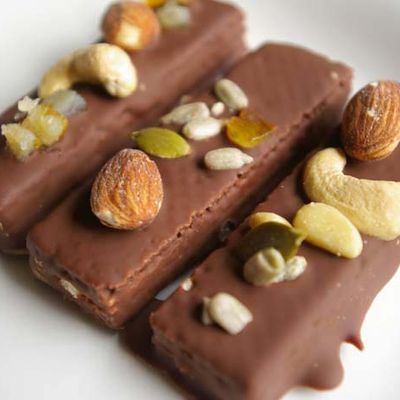 シールウエハースでチョコタルト シールウエハース!!!箱買いや沢山お迎えした方に おすすめの大量消費レシピです!!型は21cmをのタルト型使いましたが 型はどんなものでも大丈夫です! 材料 ウエハース12枚 バター70g 牛乳大さじ4 板チョコ4枚生クリーム150mlシール