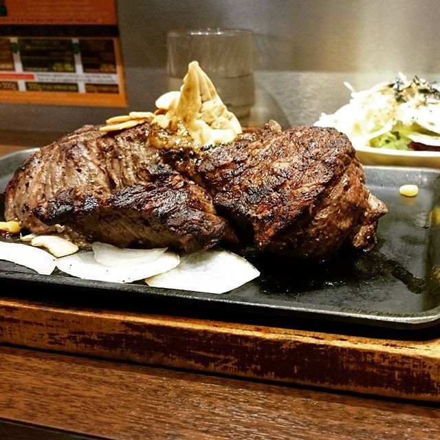 いきなり！ステーキ 店舗数は半分以下に――最安値ステーキの「かみ切れない」という難点 2024 03 18 19:00 サイゾーウーマン