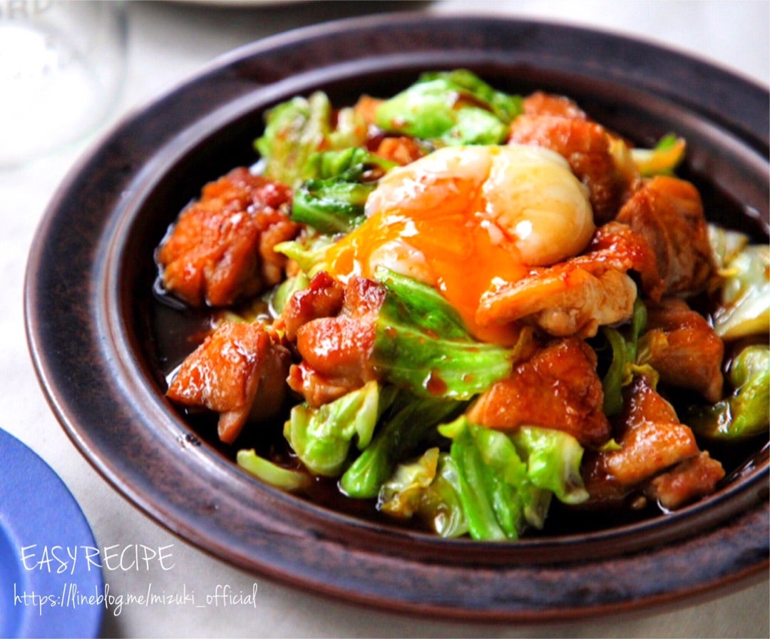 ワンパン10分！ 鶏もも肉とキャベツの味噌炒め ご飯すすむ♩ @yatsumiiiii0108←その他の時短レシピはこちらから！＼レシピ紹介💁‍♀️🍳生姜が香る味噌ダレでご飯がすすむ！ たっぷりキャベツもおいしく食べられる 鶏肉とキャベツの味噌炒めレシピです♩ 作り置き