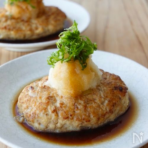 今回は @monc_ook さんの投稿をご紹介！⁡ @monc_ook👈他にも簡単レシピ投稿しているのでぜひチェックしてみて下さい！ ⁡126<簡単15分> 鶏ひき肉でヘルシー大葉ハンバーグ🐔🌱 ⁡ 今日は鶏ひき肉でヘルシー大葉ハンバーグを作ってみました！ ⁡ 鶏ひき肉はタンパク質