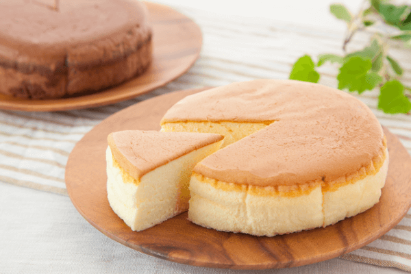 炊飯器で作れて、至福の美味しさ😇 ﻿ 「炊飯器シフォンケーキ」﻿ ﻿３合炊き炊飯器使用 ﻿ ﻿ ・ホットケーキミックス 70g・卵3個・グラニュー糖 大さじ6 卵黄・卵白 各大さじ3つづ ・牛乳 大さじ3・純白ごま油 サラダ油 大さじ3﻿ ﻿ ◎HMをふるいにかける→卵を卵黄