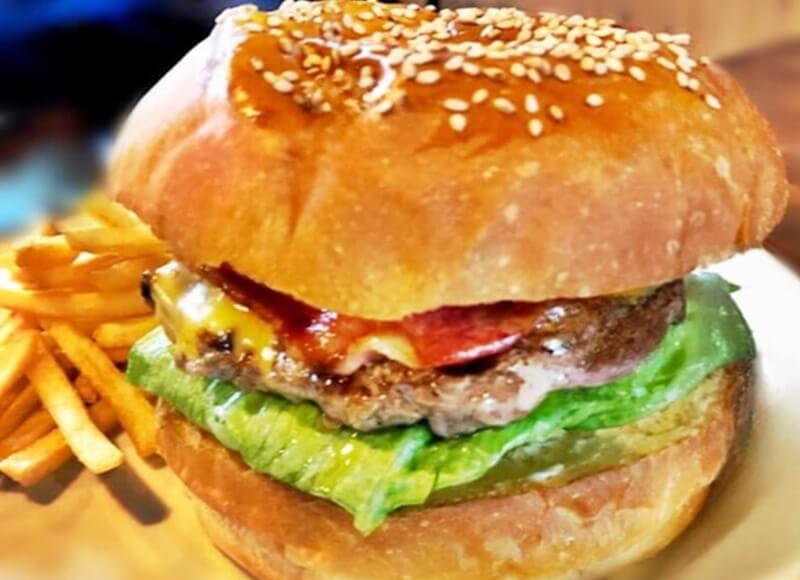 ベンジャミンバーガー名護市観光協会なごむん