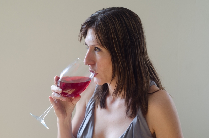 ワイングラスの正しい持ち方 脚？ボウル？もう迷わない持ち方講座！コットンブログ