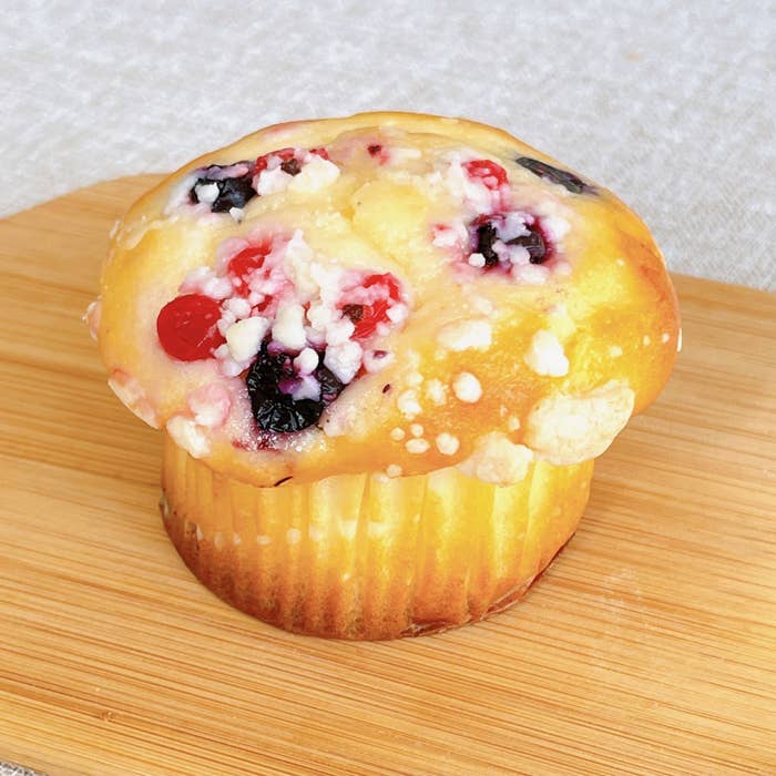 ミスタードーナツ「しっとりマフィン ベリーヨーグルト」、パッケージ入りで翌朝も美味しさそのまま - グルメ Watch
