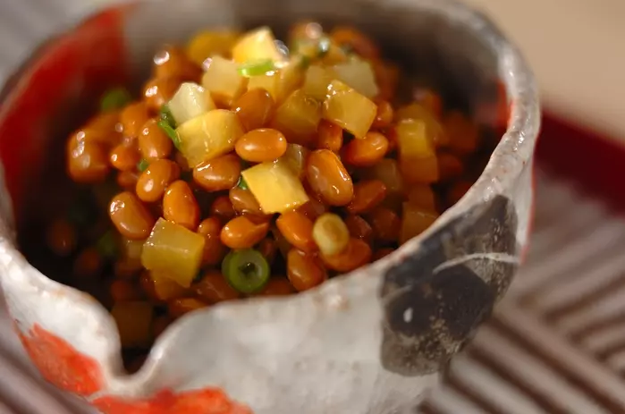 カルディの東南アジアコーナーにある プリマ・テイスト サンバルチリペースト 80g があればサンバルチリ風から揚げが楽しめます！玉ねぎ＆トマト多めで煮込むのがコツ👨‍🍳 想像以上に美味しいので、ぜひ、お試しを😆カルディプリマテイストサンバルチリペースト