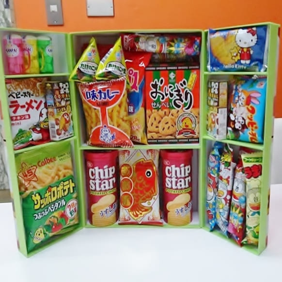 100均グッズと家にあった物で、 ミニ冷蔵庫を作ってみました♪ 今回も、のこぎりは不要です❣️ 冷蔵庫に好きなミニチュアを入れる！😆これがまた楽しい ✨ いやもう、そのために作りました 笑 作り方をYou Tubeに載せていますので、 ご覧下さると嬉しい