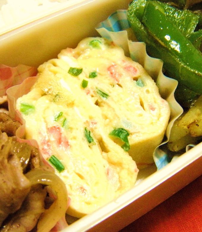 大人気 卵焼きシリーズの第5弾！！スイカの卵焼きできました🍉, 新作です✨️,カニカマの赤色とズッキーニの皮部分のグラデーション、めっちゃいい感じのスイカになったよ！, カニカマは、お店で平たいのを選んでね😉,私は「いちまさのカニかま」を使用。, 🌟ポイントをひとつ！, これまで何十個と試作してきて気がついたんだけど、,