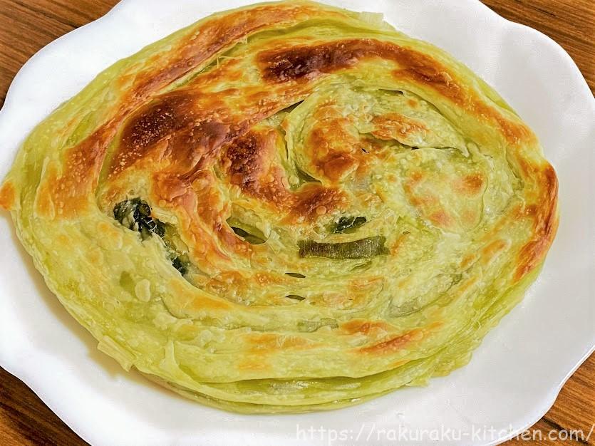 葱油餅 葱抓餅 の作り方！フワッと焼き上げるコツ♪台湾の屋台の味を再現♪材料は4つだけ！冷凍可！ベジ広間