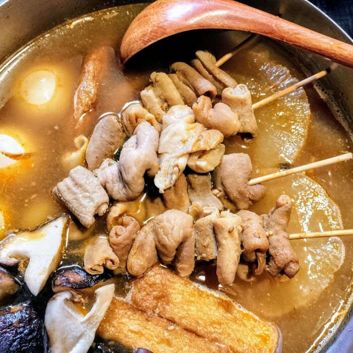 簡単！豚もつ煮込みのコク旨おでん！醤油ベースの味噌風味のおでん！しゃぶしゃぶ餅