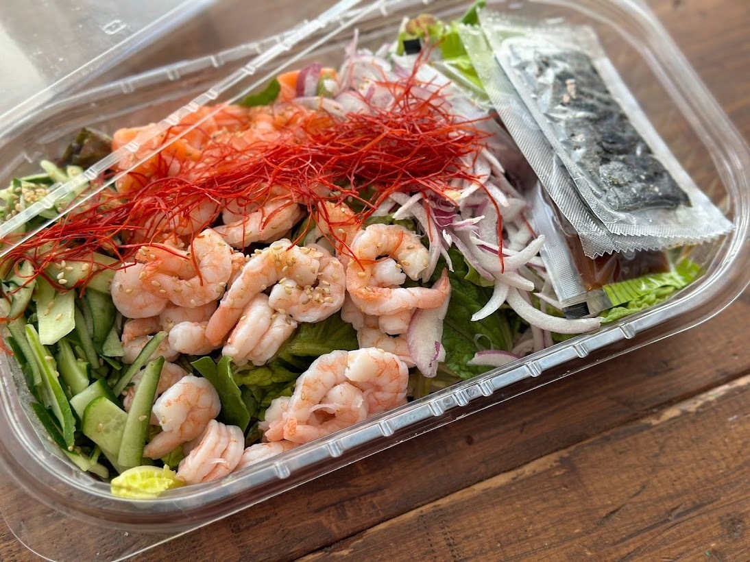 コストコのサーモンチョレギサラダはごま油の香ばしさと醤油のコクにトマトの酸味が絶妙にマッチング