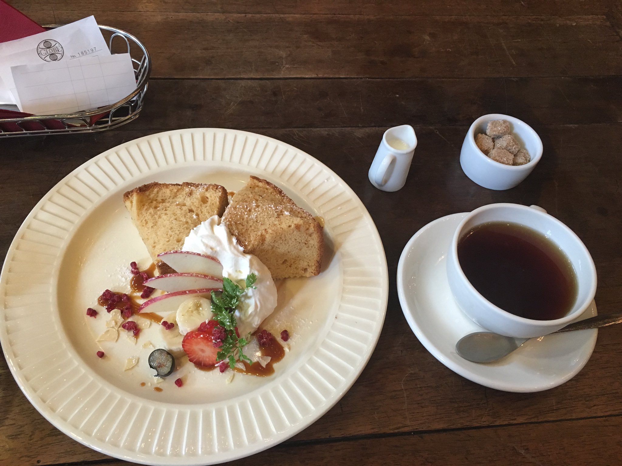 お皿に盛り付けられたシフォンケーキの写真素材111448372- PIXTA