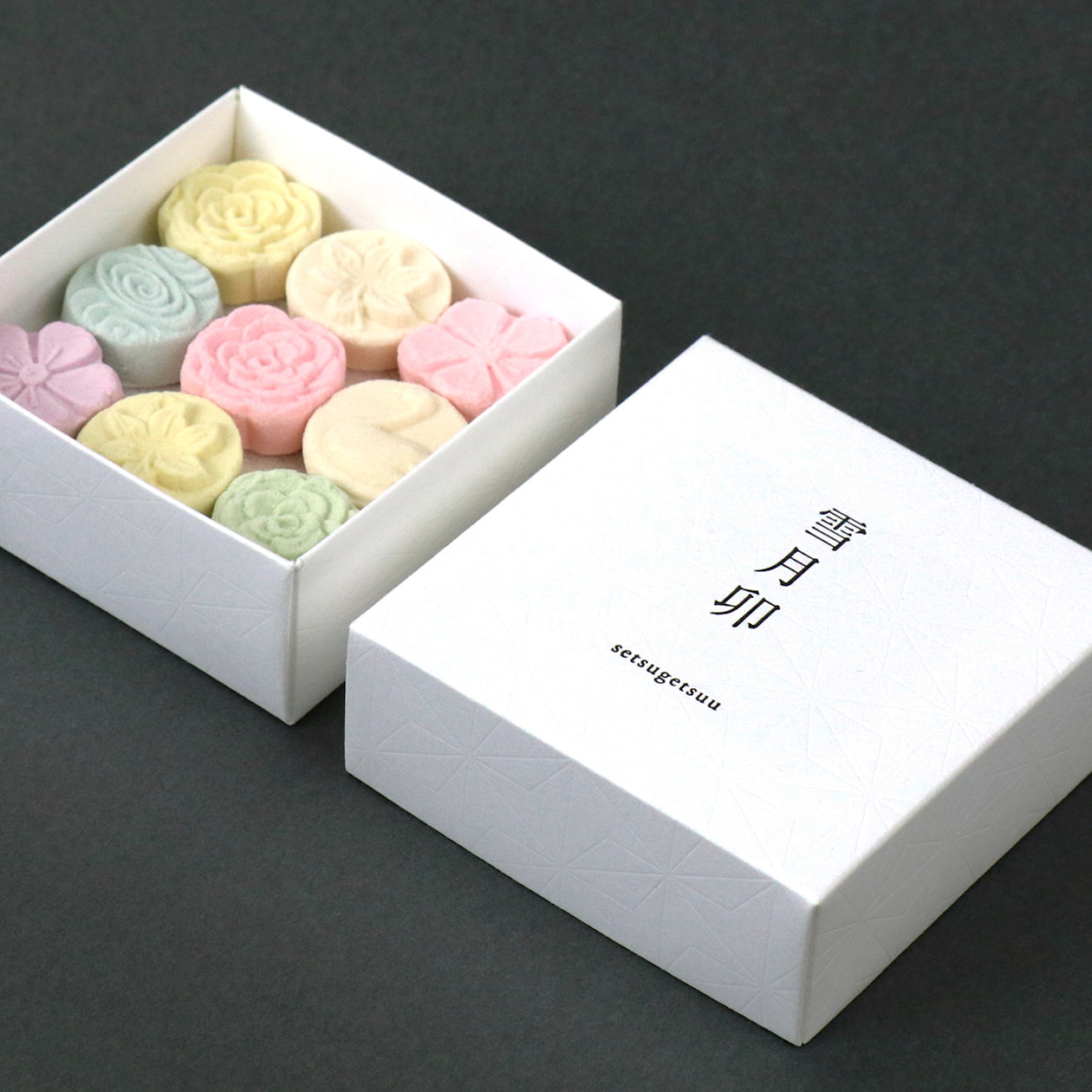 楽天市場 包装紙 和柄 美濃 半才 758×530mm 100枚入 ベルベ 192 和風 寿司 和菓子 ラッピング 業務用 純白 ラッピングペーパーギフト プレゼント おしゃれ 包装 包装資材 デザインペーパー ラッピング 小ロット : 紙の専門店 紙屋街