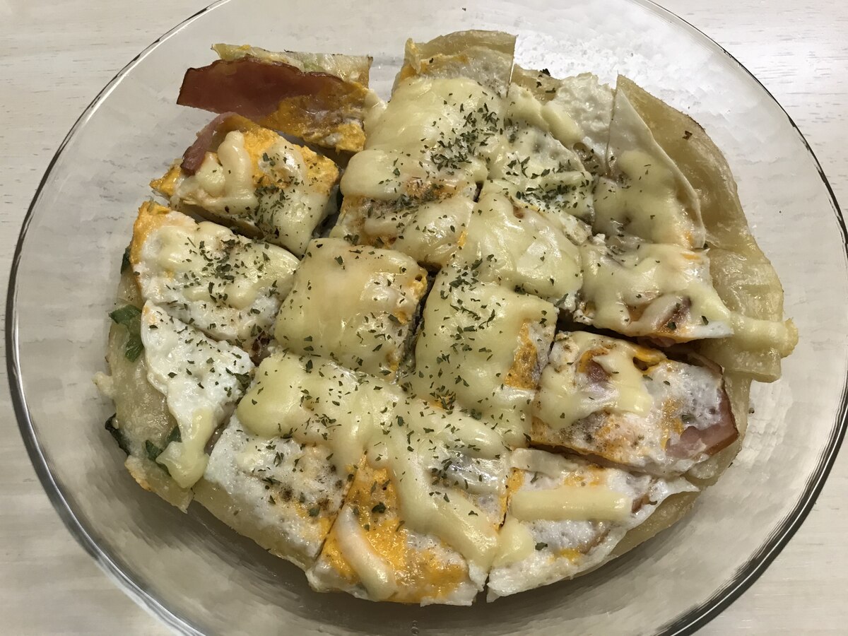 レシピ*・゜ﾟ・*:.｡. 外パリパリ×中もっちり！ 「チーズに溺れる葱油餅風」 *・゜ﾟ・*:.｡ ｡.:*・゜ﾟ・*◒ 突然ですが皆さん、葱油餅をご存じですか？ 読み方は「ツォンヨゥピン」。 台湾やシンガポールなどで食べ られている、生地にねぎを巻き 込んで焼いた料理