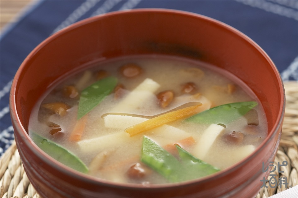 レシピあり🙆‍♀️ .鶏ひき肉となめこと豆腐のスープ. 今回はスープレシピです✨🌿 . 鶏むね挽き肉と絹豆腐を使って、満足感のあるスープを作りました😋💕なめこを入れることで程よくとろみがつき、食べやすくなります❣️ 気になった方は是非お試し下さい