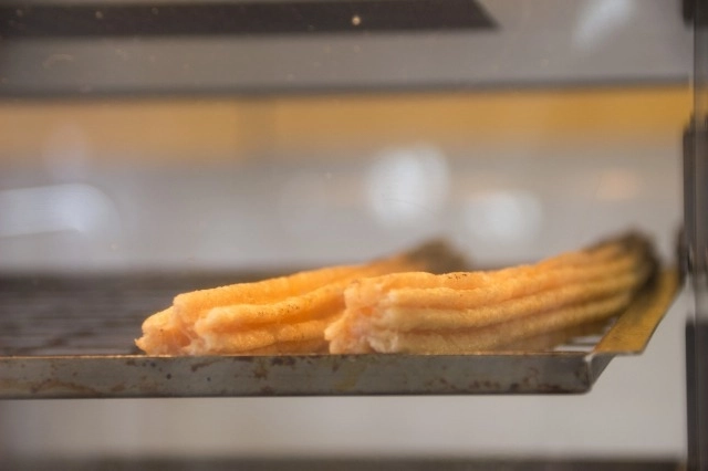 業務スーパーのチュロスは大容量で簡単おいしい！油・ノンフライヤーで解凍してみた食べるプラス