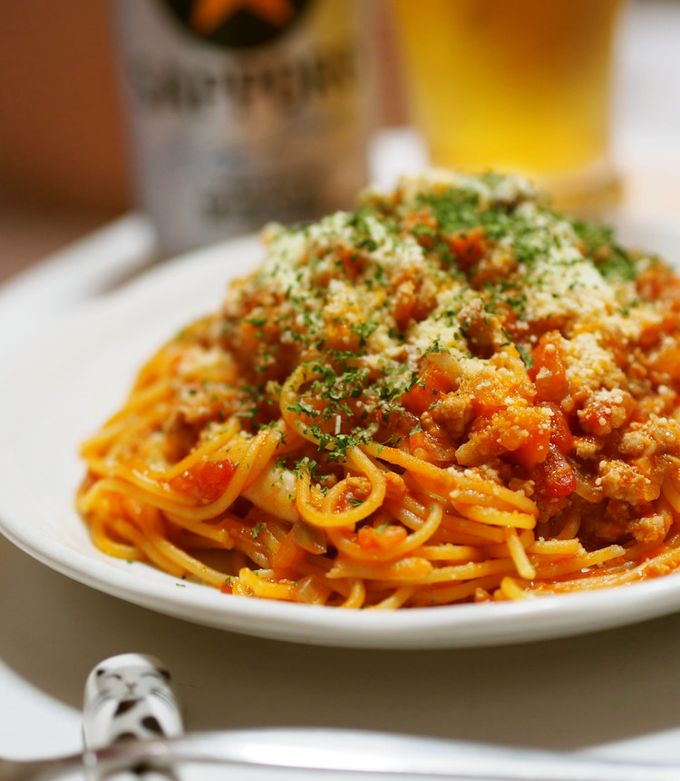 豚こまミートソース』 ひき肉がなくても 豚小間切れ肉を粗く刻んで 玉ねぎと炒めて トマト缶でサッと煮込む 味の決め手は ビーフシチューのルゥを１片酸味が強いので 砂糖を小さじ2くらい加えると マイルドに味がととのいます！ミートソースミートソースパスタ