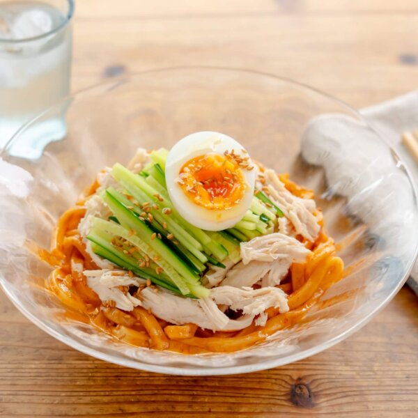 TOKIO松岡×「丸亀製麺」新作は“豚汁うどん”！ 飲むほどに深みが増す“特製味噌だし”に感動＜実食レポ＞ - 特集・レポート -クランクイン！トレンド