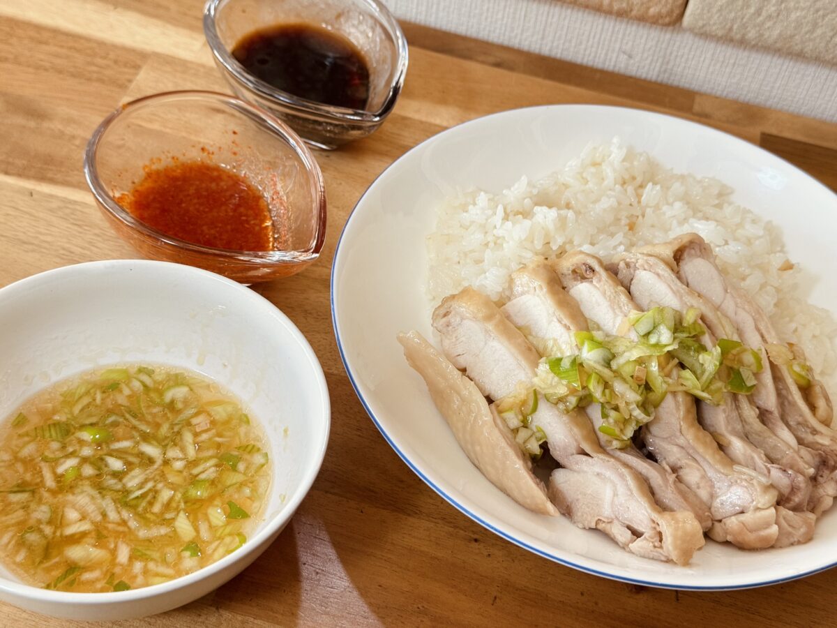 ネギ味噌だれカオマンガイナンプラー不要！炊飯器に入れてスイッチを押すだけで完成！サラダを添えれば、お店に出てくるようなワンプレートのできあがりです🌱酸味とコクのあるネギ味噌だれは、蒸し鶏や蒸し野菜にかけても美味しいです❁ ♪ ♪ □詳しい