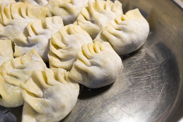 冷凍餃子の焼き方の紙が新しくなりました！！ 姪っ子作🤝可愛いイラストも加わってより見やすくなりましたよ〜🥰ご家庭で焼いた際、上手く焼けたよ〜！水餃子にしたよ〜！など 手作り餃子康 で投稿してくれたら店主の励みになり嬉しいです💪笑 美味しそうな餃子の投稿