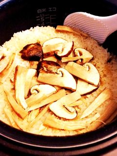 白だしで簡単!まつたけご飯冷凍松茸でも可
