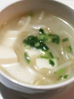 もやしとほうれん草卵の牛だしスープ