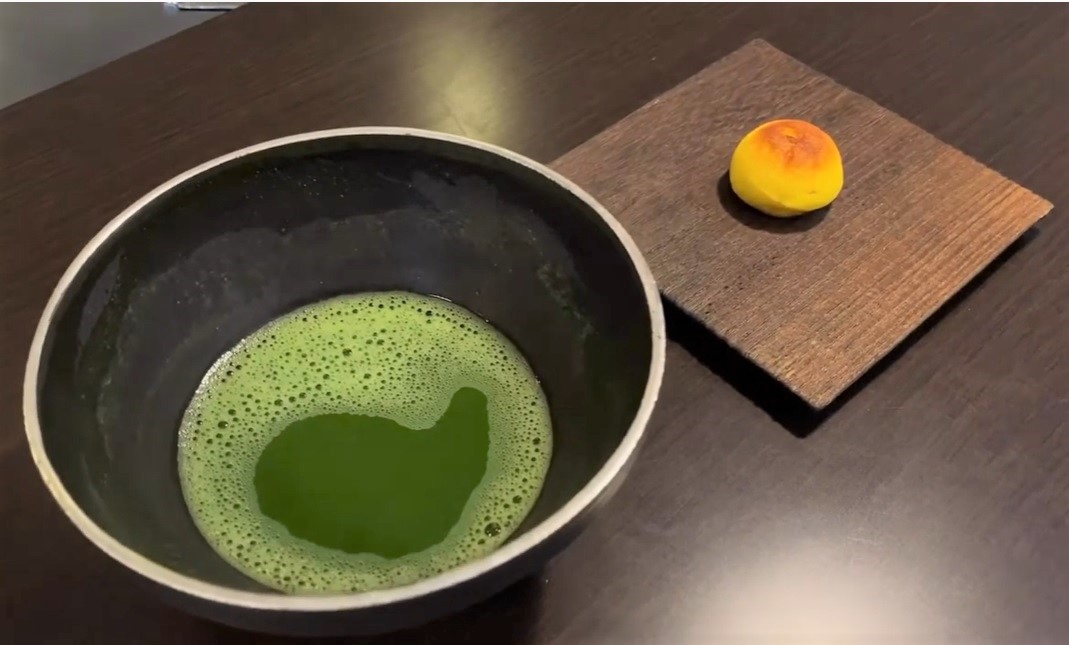 茶筅立てです。 野点のときに、下が傾いていたり風が吹いて茶筅が倒れるのを防ぐのにも役に立ちます。野点のときは左上の茶巾台と一体化したものを使っています。 茶筅を食器棚にしまっておくときは右上の黒い茶筅立てを使っています。これは簡単に作れるので、いくつも