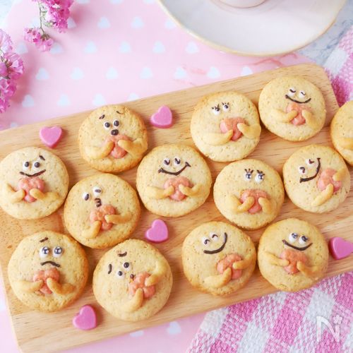 バレンタイン手形クッキー 今年のバレンタインは０歳児と共同作業しました。LEE