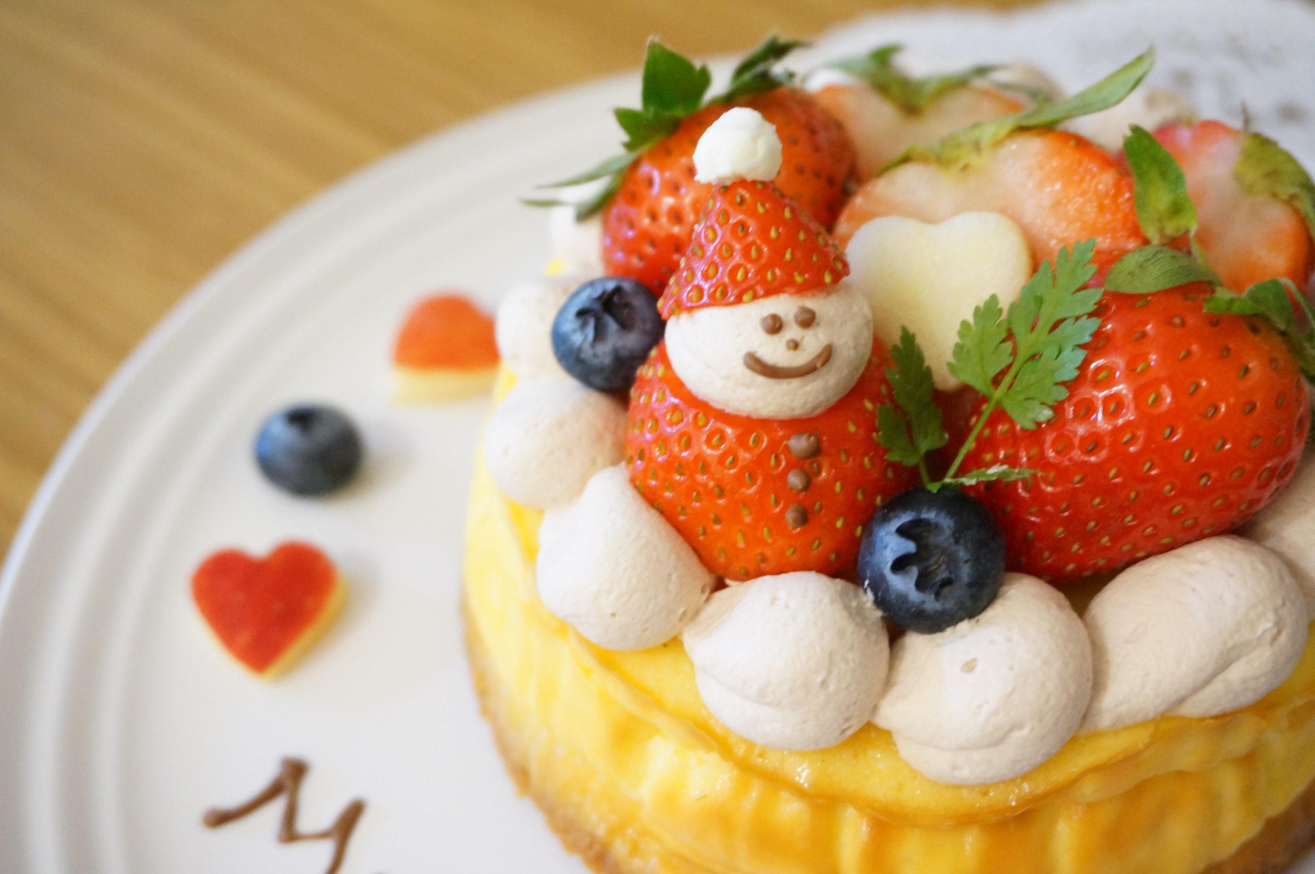 バスクチーズケーキ🧀 中はとろ〜りなめらかなバスクチーズケーキ 普通のバスクチーズケーキにボトムはないですが、 食感のアクセントになるのでわたしは必ず ボトムを作ります🤭 ＊••-———————————————••＊ アカウント紹介⇩⇩ 脱サラして自分のカフェ立上げを目指す20代