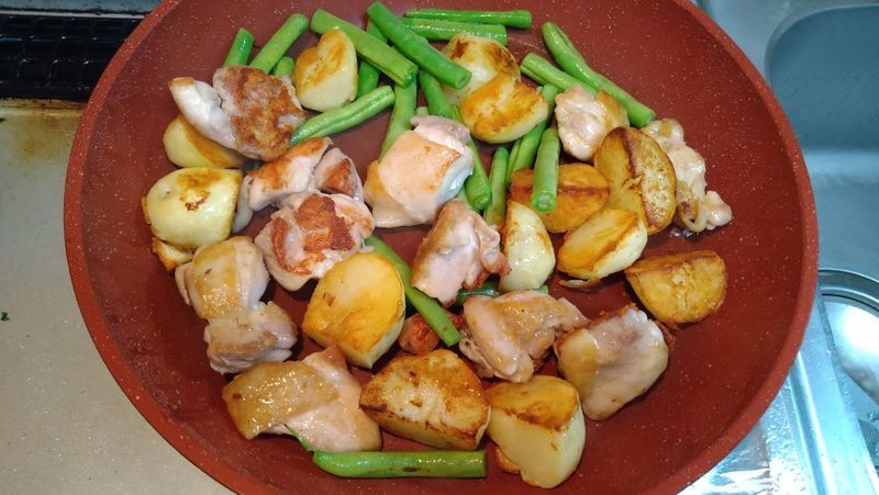 ariko shima miyajimaあとは鶏もも肉とじゃがいものオーブン焼き。塩で下味をつけておいた鶏 もも肉は皮面だけフライパンでこんがり焼き色をつけてから、オイルを絡ませてオーブンで焼いておいたじゃがいもにのせて再びオープンへ。皮ごとのニンニクとローズマリーも