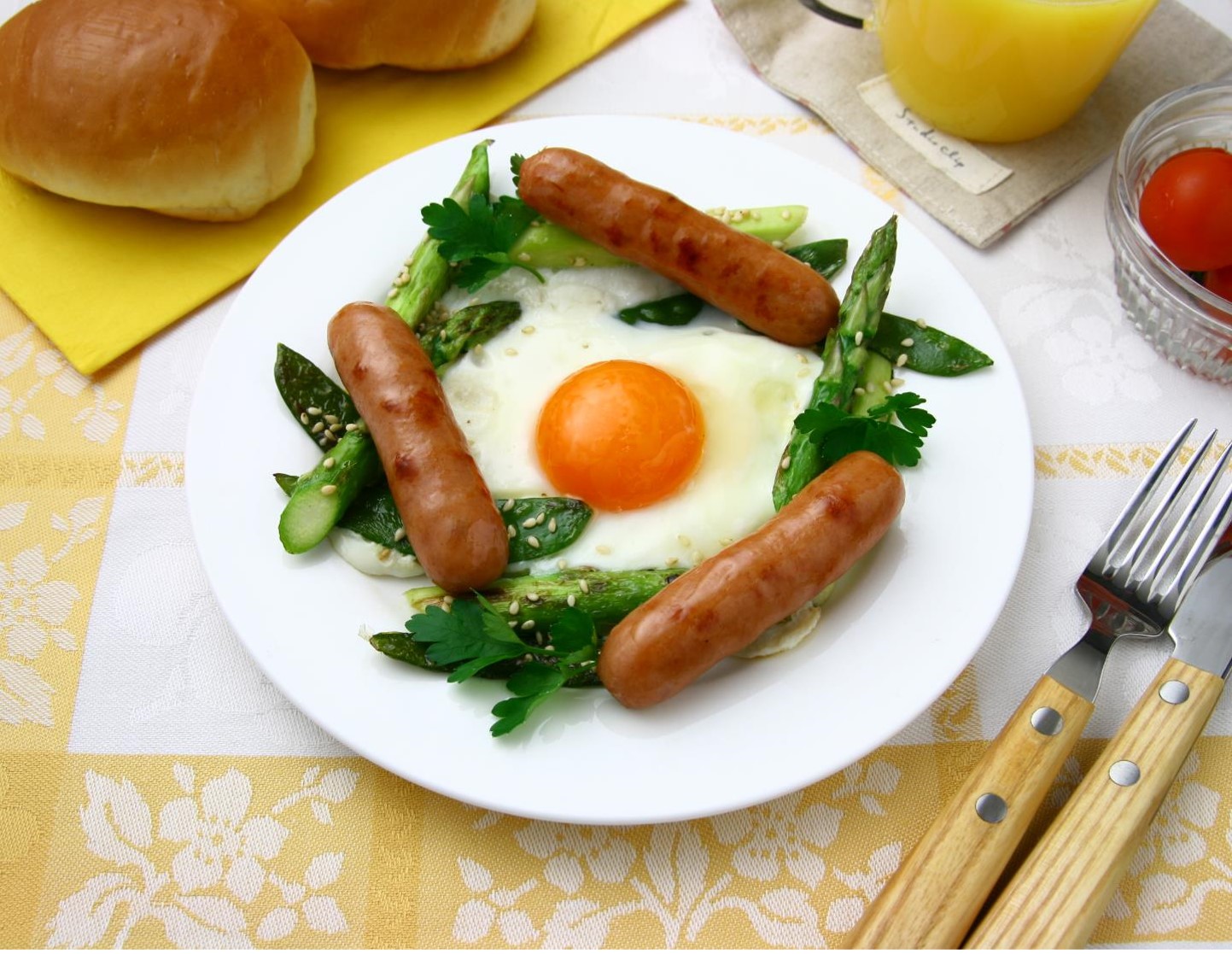 さっと作れる♪ アスパラとソーセージの卵炒め