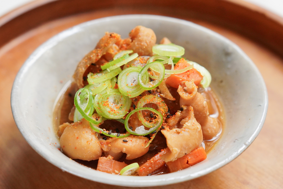 もつ煮込みの献立 副菜：きゅうりとしょうがのはちみつしょうゆ漬け、汁物：「具たっぷり味噌汁」なす減塩 献立・メニュー 味の素パーク たべる楽しさを、もっと