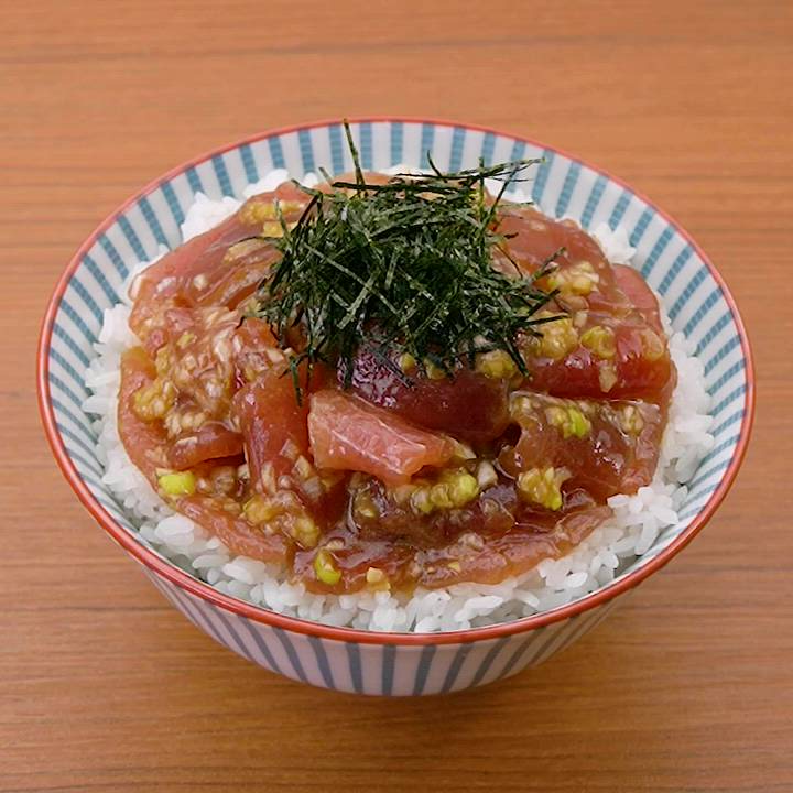 お手軽！ 海鮮丼レシピスーパーの“切り落としパック”を 醤油、酒、みりんで“漬け”に！のっけて、食べる