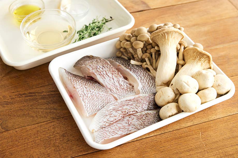 ストウブで蒸し焼きにした手羽先と秋野菜燻製バター添え