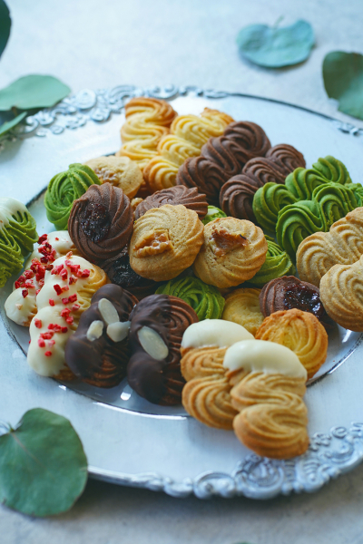 アーモンドプードルのサクサククッキー , シンプルだけど美味しい♪, .,材料 約20枚, 無塩バター 80g, 粉糖 80g, 卵黄1個, バニラエッセンス 適量, 薄力粉 100g, アーモンドプードル 100g, .,手順 , ＜下準備＞,・バターは常温に戻しておく。, ・天板にクッキングシートを敷いておく。, ・オーブンは160℃に予熱しておく。,