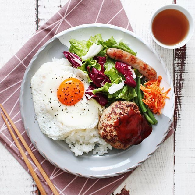 チーズインハンバーグワンプレートで夕食。 カフェ風のプレートを作ると、 カトラリーもおしゃれなものを並べたくなります。 @and_classyさんの、カトラリー5点セット。 シックなデザインで、合わせやすい。 程よい重さで、高級感もあり、持ちやすい👌 おうちで食事を