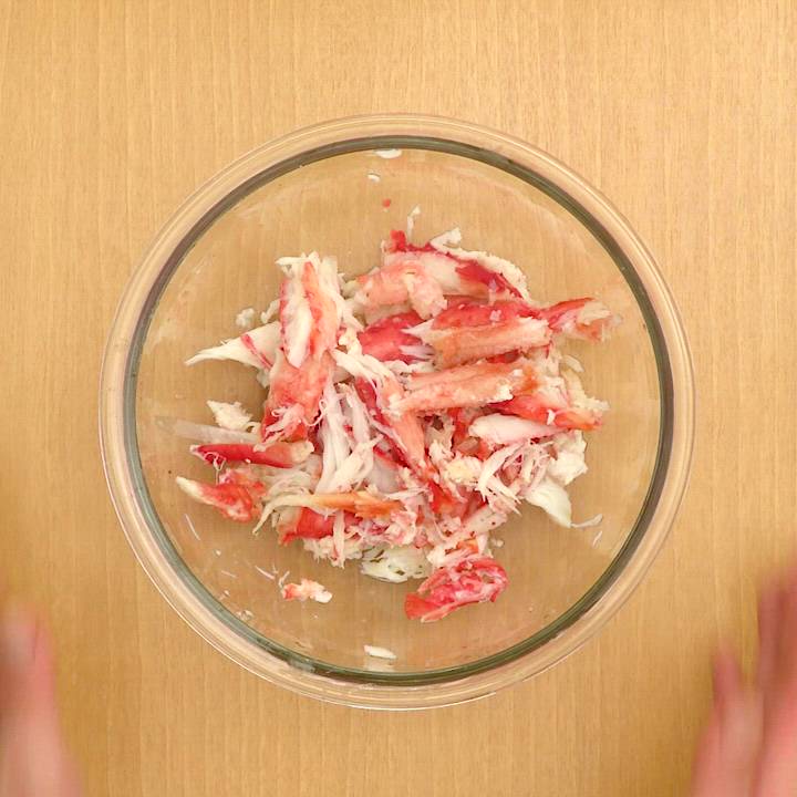 カニカマの炊き込みご飯！🦀, これはもうお店の蟹飯です,食べたことはありません、、 , 📝 材料 , ・お米１合, ・カニカマ50g,・水適量, ・三つ葉お好み, 🧂 調味料 , ・白だし大さじ１, ・ごま油大さじ1 2, 🍳 作り方 ,1.お米を研いだら30分以上吸水させる。, 2.調味料を全て入れ、１合目盛りまで水をいれ混ぜる。, 3.カニカマを入れたら通常炊飯,