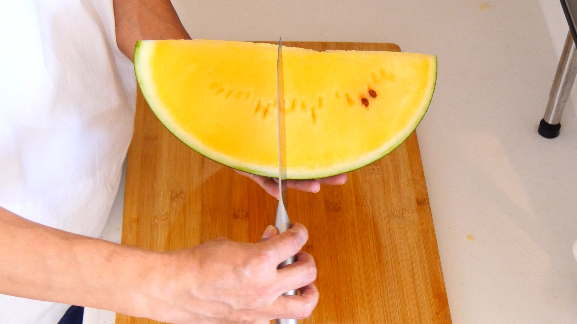 スイカの切り方はこれが正解! 甘さが均等で種も取り除きやすい プロのコツ東京ガス ウチコト