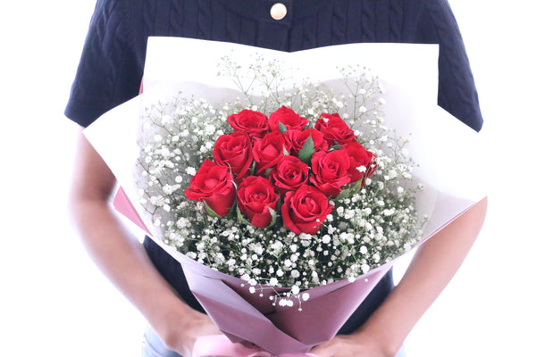 バラの切り花を 長持ちさせる方法 <1.直射日光を避けて、涼しい場所に置く> バラは暑さに弱い花のひとつ。直射日光を避け、できるだけ涼しい場所に飾りましょう。風が直接当たる場所も花を弱らせる原因となるので避けてください。<2.余分な葉は取り除く> 花瓶の中に