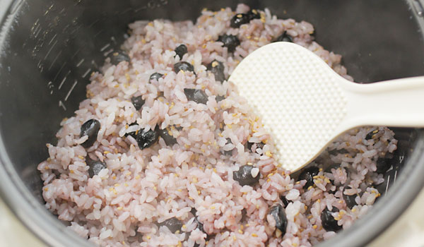 簡単・便利な「あずきと黒豆炊き込みごはんの素」。やさしい甘みで大人気！丹波の黒太郎