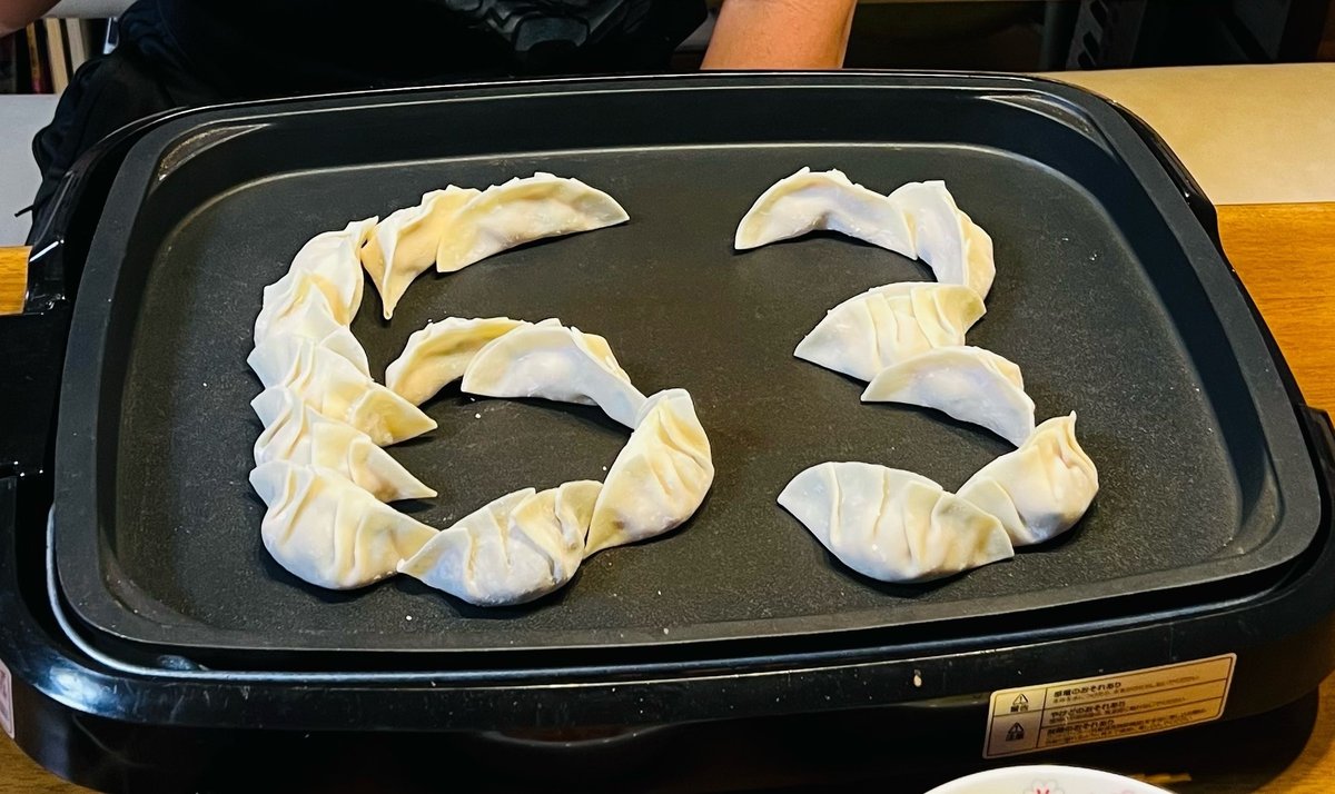 旦那の誕生日パーティーをしました〜!        前もって、私「何が食べたい?」って聞いたら、旦那「何でもいい」ってさ。何でもいいが一番困ります。       そこで、誕生日ごはんは、 ❤️フライパン燻製 ❤️もつ煮 ❤️砂肝炒め ❤️チョコレート