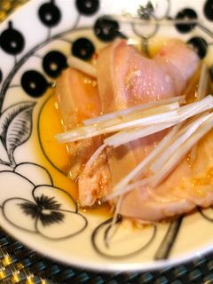 全ラーメンに捧ぐ‼︎完璧鶏鶏むね肉が鬼旨い鶏チャーシューに⤴︎ ◎一周回って丼にしたいラーメン鶏ハム♡ 鶏むね肉をフォークでｱﾀﾀﾀﾀ穴あけて、削ぎ切りしてから、 うまなる液 水200g塩10gきび佐藤10g に一晩漬けてたヤツを朝茹でてラーメンへDON⤴︎ 湯を沸かし