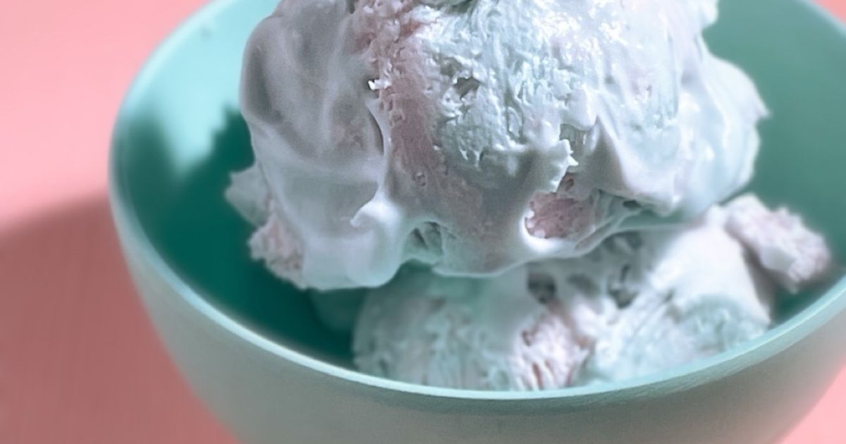 Pastel-colored meringue cookies with unicorn decorations
