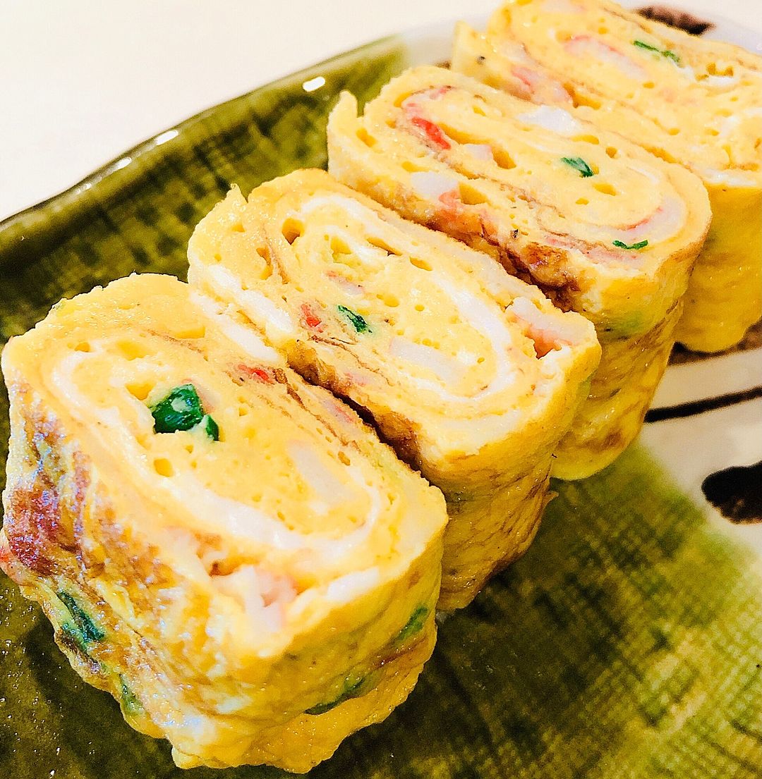 レンジで手軽に♪ かにかまぼこと枝豆の卵焼き